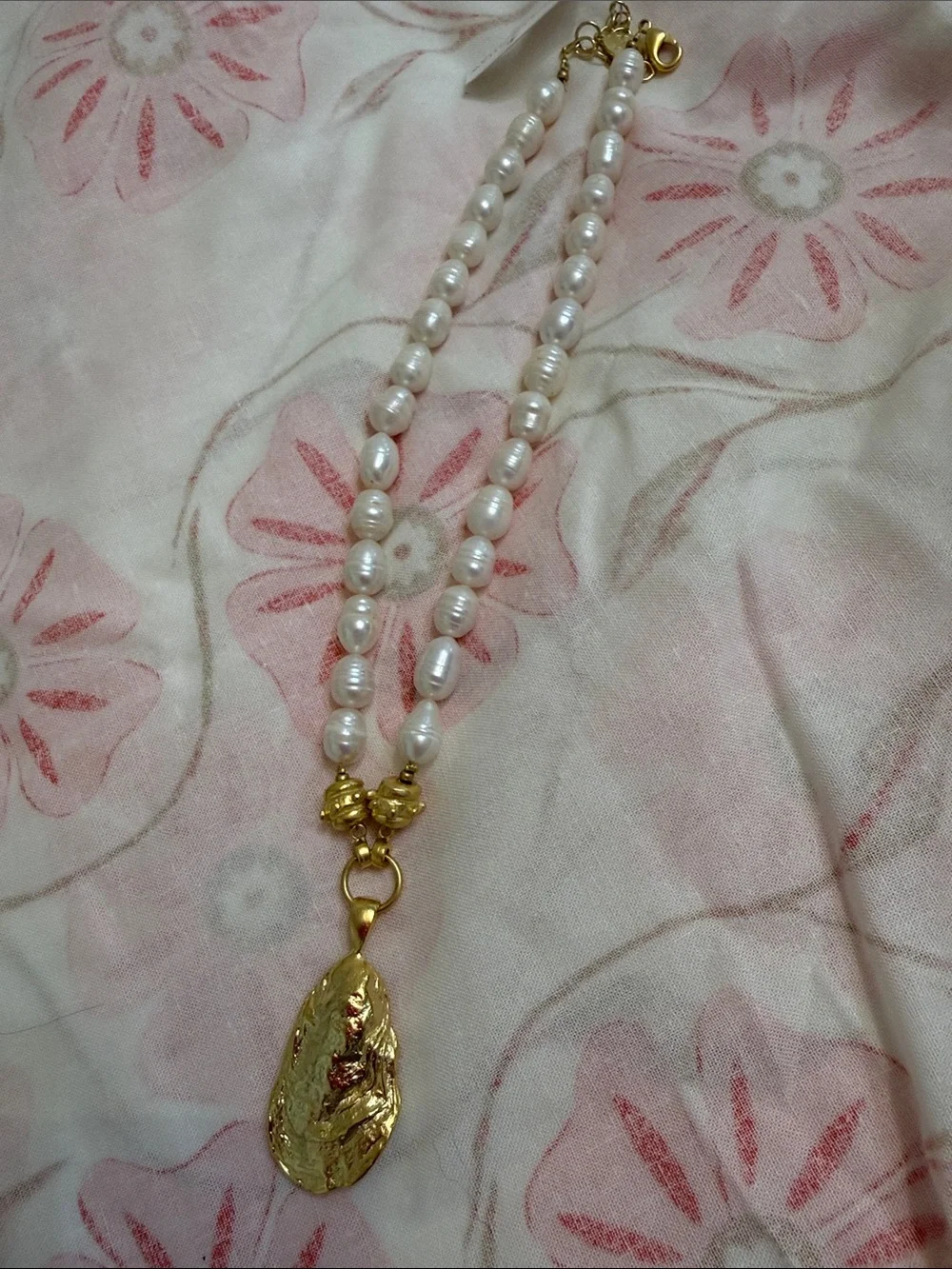 Elegant Gold and Pearl Necklace - Picture 3 of 4